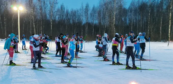 Спортсмены на вечерней Новогодней лыжной гонке в Незнаново, Нерехта